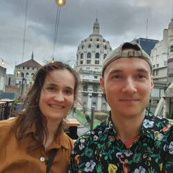 Rooftop bar mit kleinem Lüftchen.