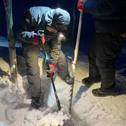 Wasser holen: erster Schritt Eis aufschneiden