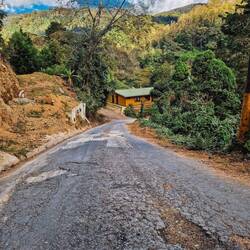 Müsterchen einer Landstrasse im Hochland.