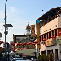 Hotel nahe little India, Dekorationen für das chinesische Neujahr und im Hintergund eine Moschee