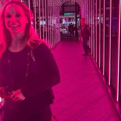 Sara qui sait plus si elle prend le BG du fond en photo ou la saucisse de devant