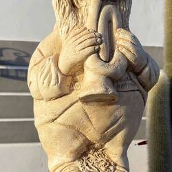 Daneben eine etwas befremdliche Deko-Figur