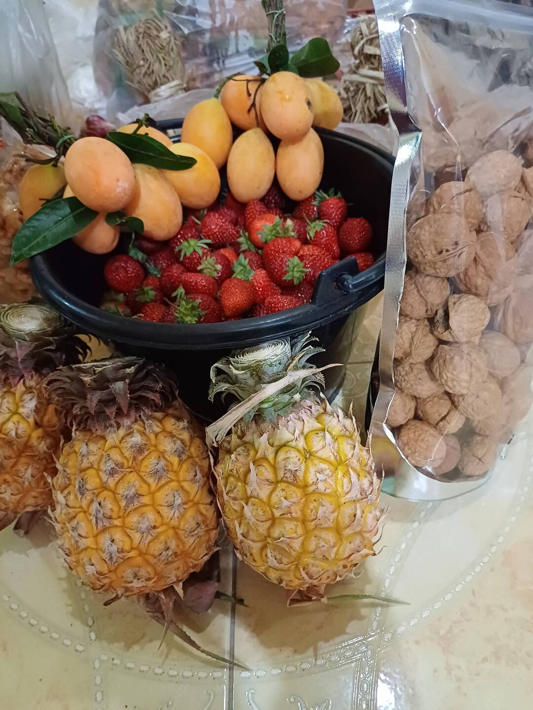 Beute einer Sammlerin, Erdbeeren im Kübel, CHF 4.- , Mango Pflaumen und Ananas