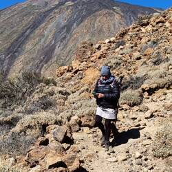 Regine googelt: Seilbahn ist wegen des Windes nicht in Betrieb.