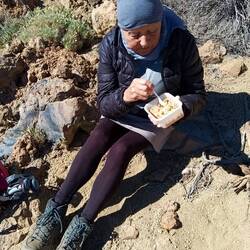 Leckeres Mittagsmahl: Reissalat...mit Wind. Die Daunenjacke muss sein!