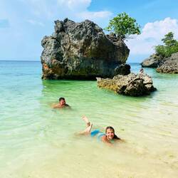 Der Schein trügt, links von uns tummeln sich massenweise Menschen im Wasser 🫣