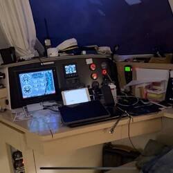 die zu beobachtenden Instrumente in der Nacht