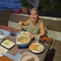 Zum Abendbrot gibt es leckeres Rührei mit Zwiebel, Tomaten und Schinken