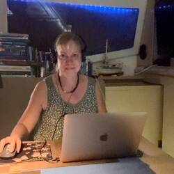 Doris beim Video Schneiden in der Nachtschicht