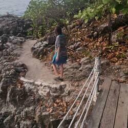 Nach einer kleinen Wanderung an der Küste finden wir einen Strand nit etwas weniger Menschen