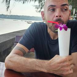 Essbare Orchideen am Kokosnussdrink