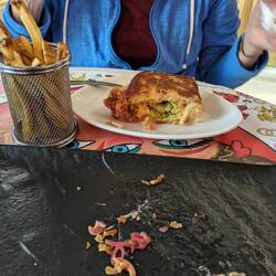 Shrimp brioche with fries