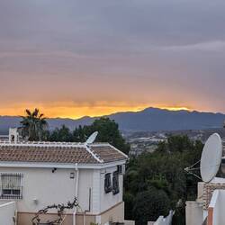 Sonnenuntergang über den Hügeln