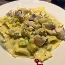 Fischragout mit Ravioli, Sahnesoße mit Zucchini, Ingwer, Lauch und Petersilie