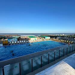 die abgegrenzten Mietzonen verfügen meist noch über ein Schwimmbad