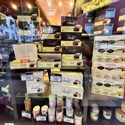 Süssigkeiten-Auslage, vor allem sogenannte Alfajores