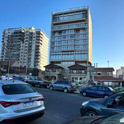 Parkplatznot überall hier - Althäuser, dahinter Betonbunker