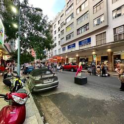 Werbung für doe Kinos/Theater, da wird einfach die Strasse zugemacht - viele Transvestiten dabei