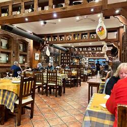 Restairant Papa innen, nebenan ist Mama - da war ich auch ...