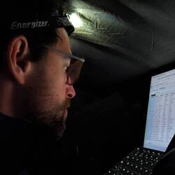 Un peu de boulot sous la tente pour conclure la journée !