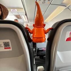 Alle vier sitzen in einer Reihe