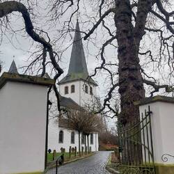 Wir starten an der Kirche in Altenrath!