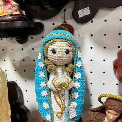 Sogar die heilige Bernadette gibts hier gestrickt