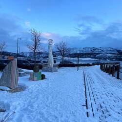 Marmorskulpturen an der Uferpromenade