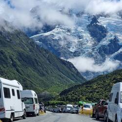 Etliche Autos mussten an der Strassenseite parkieren, weil die Parkplätze voll waren.
