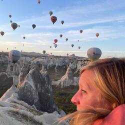 Blick auf die Ballons vom Tal aus