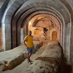 Mit Kirche unter der Erde