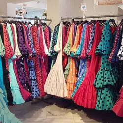 ...sehr schicke und bunte Flamenco-Kleider in unzähligen,kleinen Geschäften
