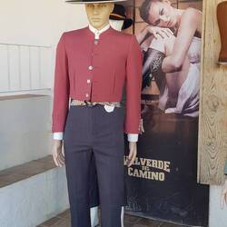 ...auch der Mann kleidet sich stilvoll