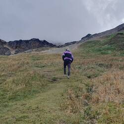 Nach einem steilen Anstieg.. Dahinter muss sie sein!