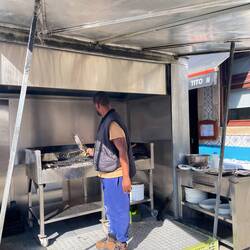 Viele Grillstationen auf der Strasse