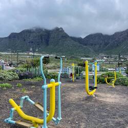 Sportgeräte der spanischen Trimm-Dich-Bewegung. Man sieht sie in jedem Dorf.