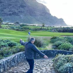 Die Unebenheit des Weges führt bei Martin zu einem speziellen Gang:)).