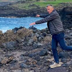 Balancieren auf unebenen Wegen. Martin braucht keine weiteren Sportgeräte.