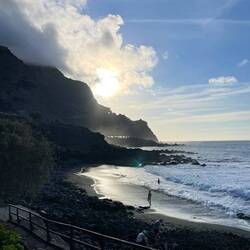 Zurück zum Parkplatz. Einige Wagemutige freuen sich noch an und in den Wellen.