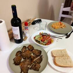 Pleurotus-Pilze mit Gemüsereis und Salat zum Abendessen (Austernpilze gebraten)