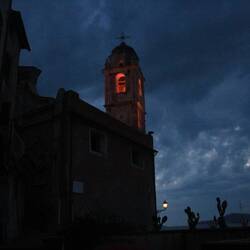 Der besagte rote Kirchenturm von Tellaro ... so glänzt er in seiner echten Farbe