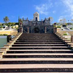 Stufen hoch zum Mausoleum