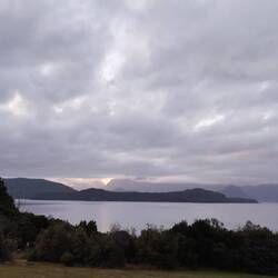 Angekommen in Manapouri, die Gipfel im Hintergrund verstecken sich in den Wolken