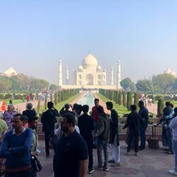 zwei drei leute beim taj mahal