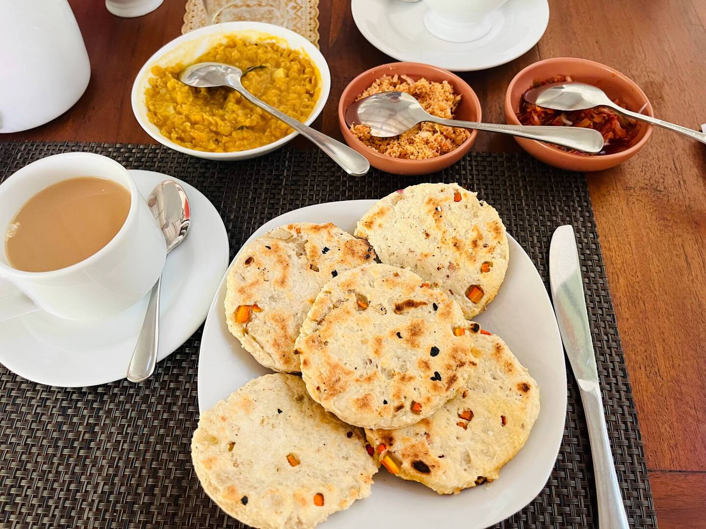 doručak: coconut rotti, dhal curry, coconut sambol i crni čaj