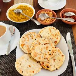 doručak: coconut rotti, dhal curry, coconut sambol i crni čaj