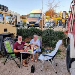 Abend(burger)essen zwischen den Autos