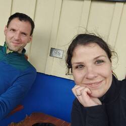 Beim Niederschlagskino vor der casona