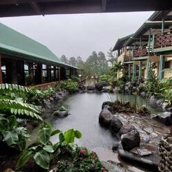 Da im Nebel liegt übrigens direkt vor der Nase der Vulkan... theoretisch