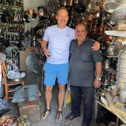 Ali unser Freund, der uns auf einen Tee eingeladen hat. Eine Berühmtheit der Stadt (Youtube)